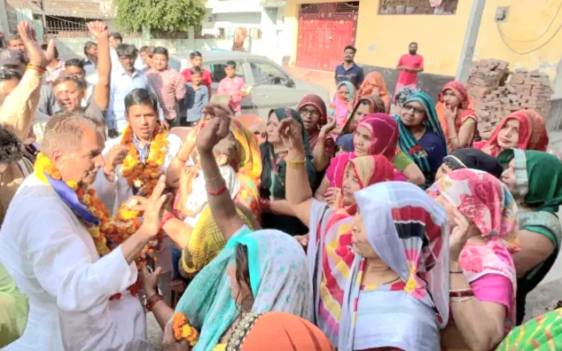 बसपा प्रत्याशी राजेंद्र सिंह सोलंकी का दादरी विधानसभा क्षेत्र के गांवों में समर्थकों के साथ जनसंपर्क।